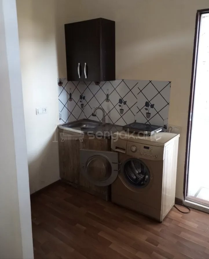 1 Սենյականոց Բնակարան Քարե Շենքում, 35քմ, 1/1 հարկ, Նորմալ Վիճակում, Կահավորված