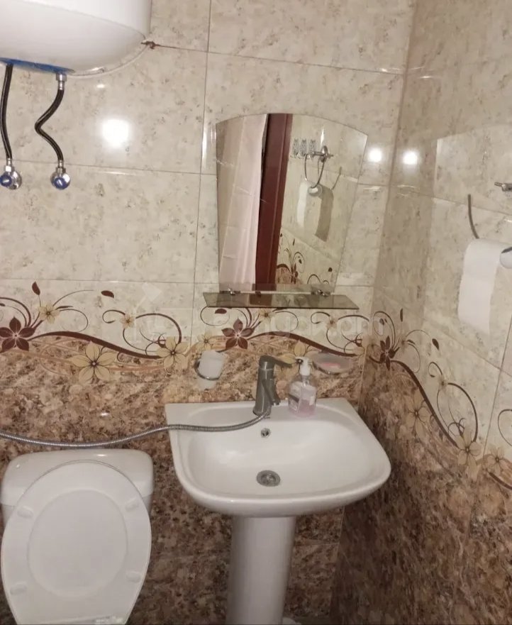 1 Սենյականոց Բնակարան Քարե Շենքում, 35քմ, 1/1 հարկ, Նորմալ Վիճակում, Կահավորված