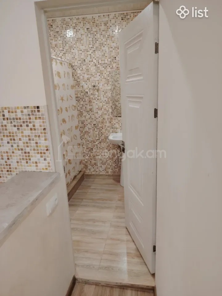 2 Սենյականոց Բնակարան Քարե Շենքում, 45քմ, 1/2 հարկ, Նորմալ Վիճակում, Կահավորված