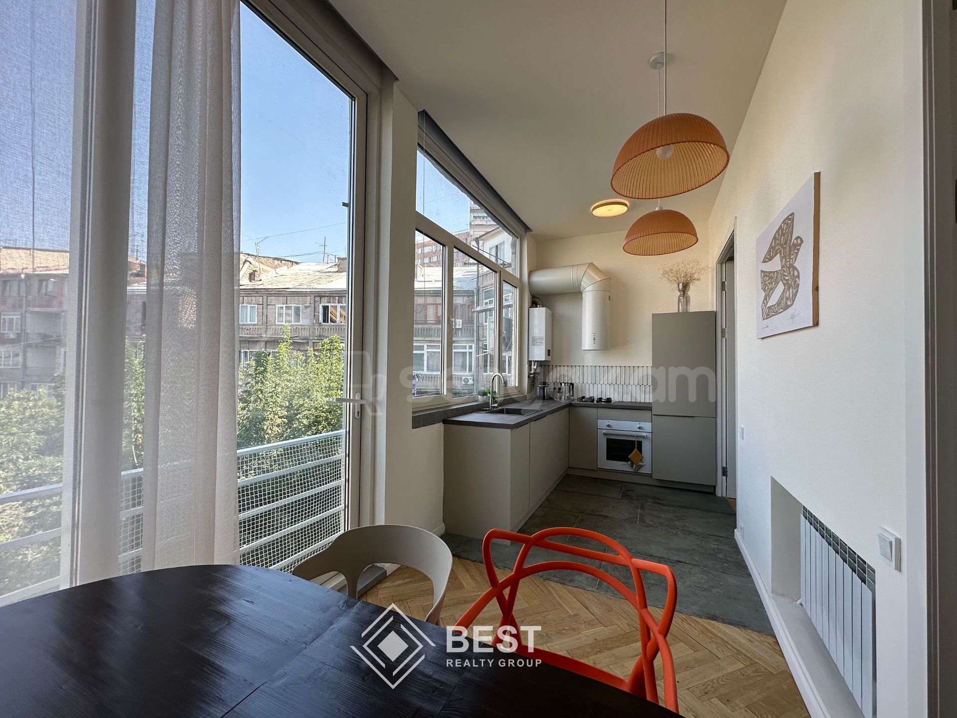 2 Սենյականոց Բնակարան Քարե Շենքում, 54քմ, 3/5 հարկ, Դիզայներական Վերանորոգված