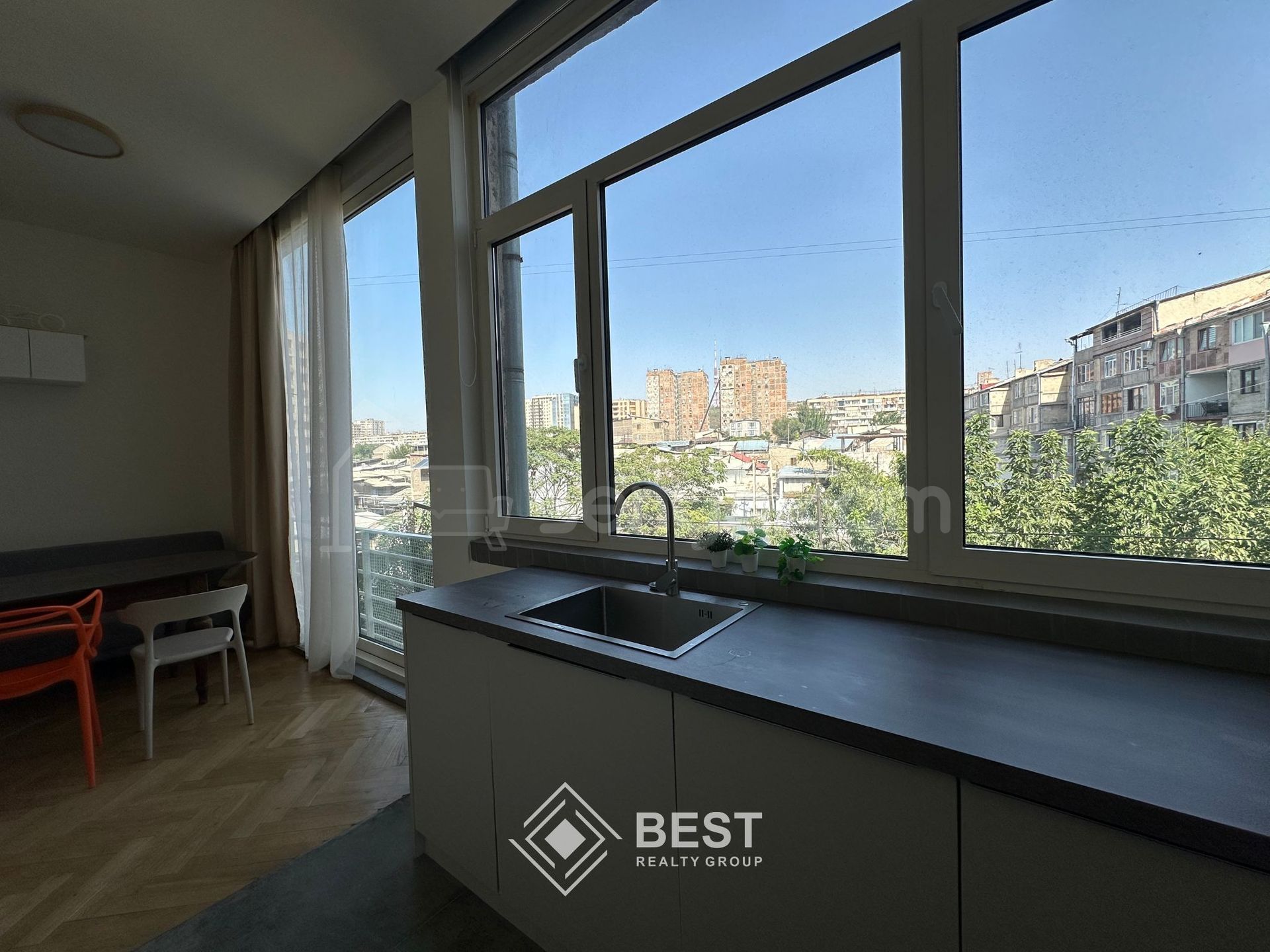 2 Սենյականոց Բնակարան Քարե Շենքում, 54քմ, 3/5 հարկ, Դիզայներական Վերանորոգված