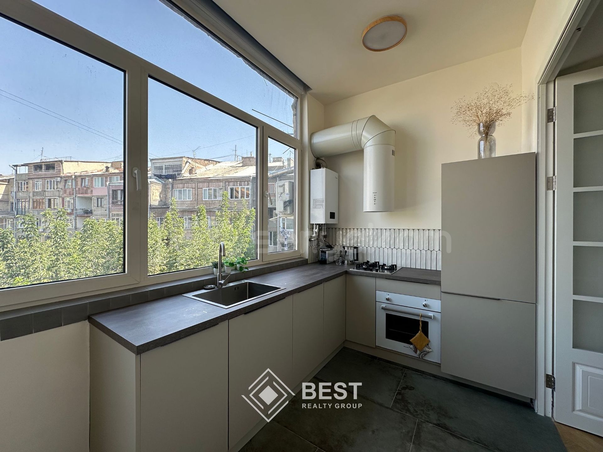 2 Սենյականոց Բնակարան Քարե Շենքում, 54քմ, 3/5 հարկ, Դիզայներական Վերանորոգված