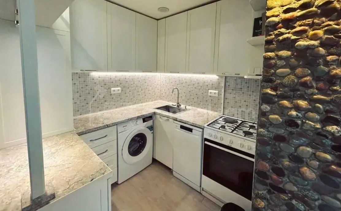 4 Սենյականոց Բնակարան Քարե Շենքում, 74քմ, 5/5 հարկ, Կապիտալ Վերանորոգված