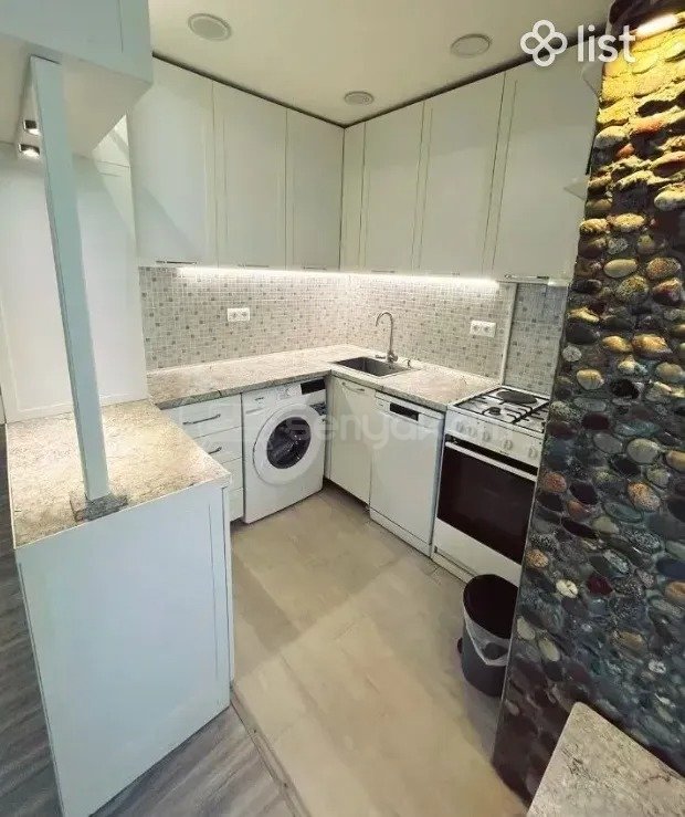 4 Սենյականոց Բնակարան Քարե Շենքում, 74քմ, 5/5 հարկ, Կապիտալ Վերանորոգված