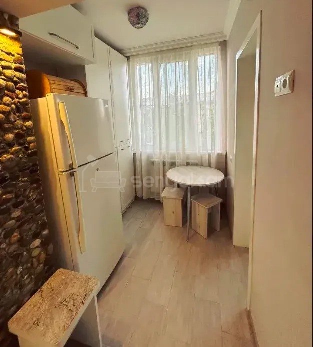 4 Սենյականոց Բնակարան Քարե Շենքում, 74քմ, 5/5 հարկ, Կապիտալ Վերանորոգված