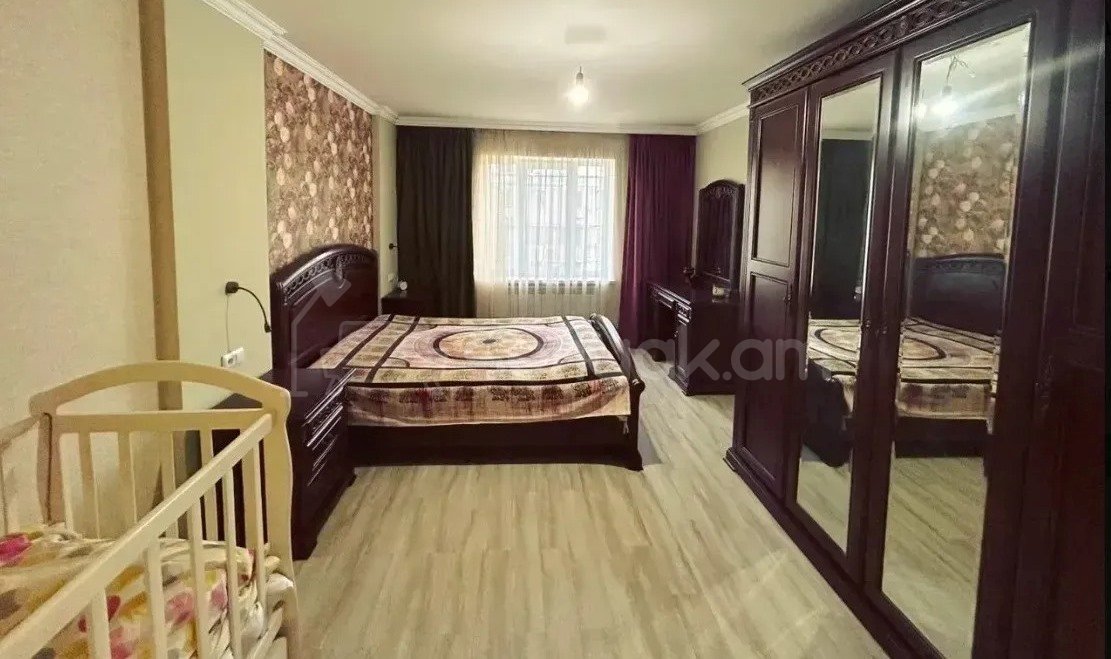 4 Սենյականոց Բնակարան Քարե Շենքում, 74քմ, 5/5 հարկ, Կապիտալ Վերանորոգված