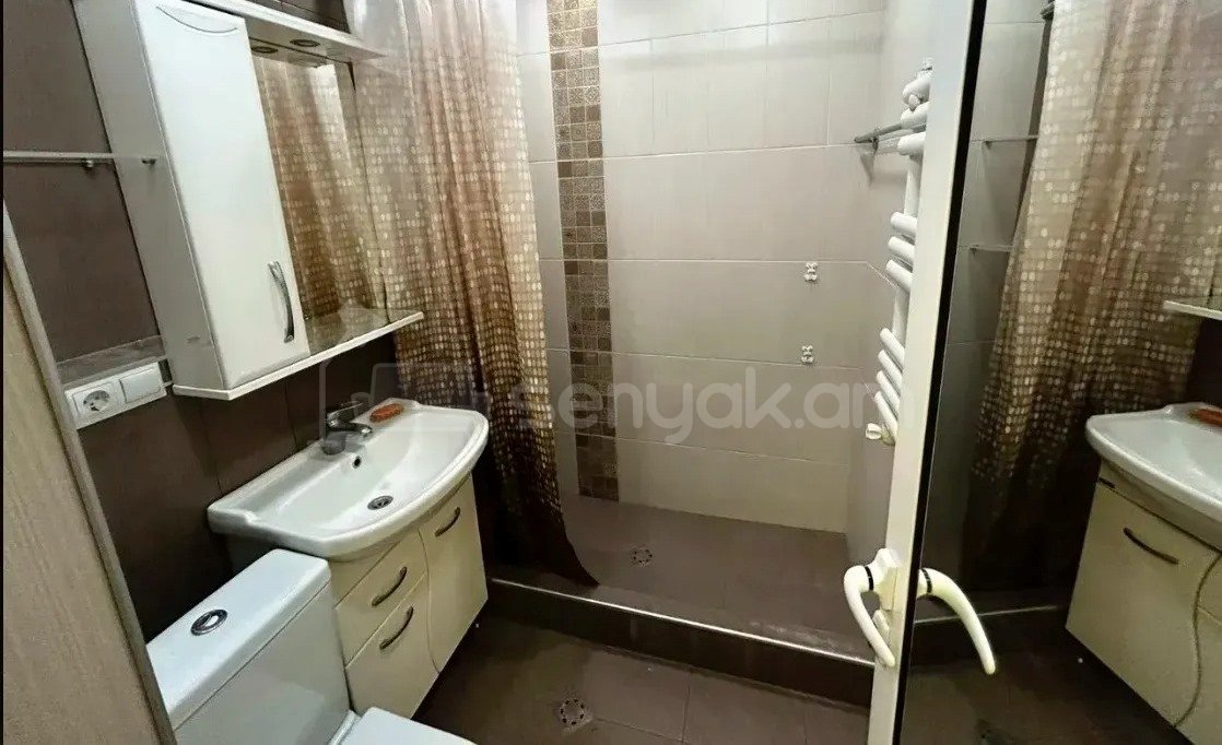 4 Սենյականոց Բնակարան Քարե Շենքում, 74քմ, 5/5 հարկ, Կապիտալ Վերանորոգված