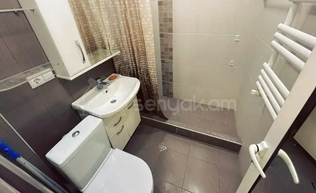 4 Սենյականոց Բնակարան Քարե Շենքում, 74քմ, 5/5 հարկ, Կապիտալ Վերանորոգված