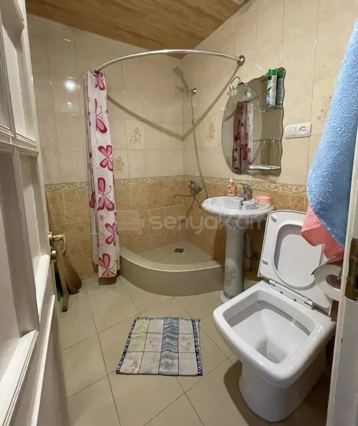 1 Սենյականոց Բնակարան Քարե Շենքում, 45քմ, 3/5 հարկ, Նորմալ Վիճակում, Կահավորված, Արևկող