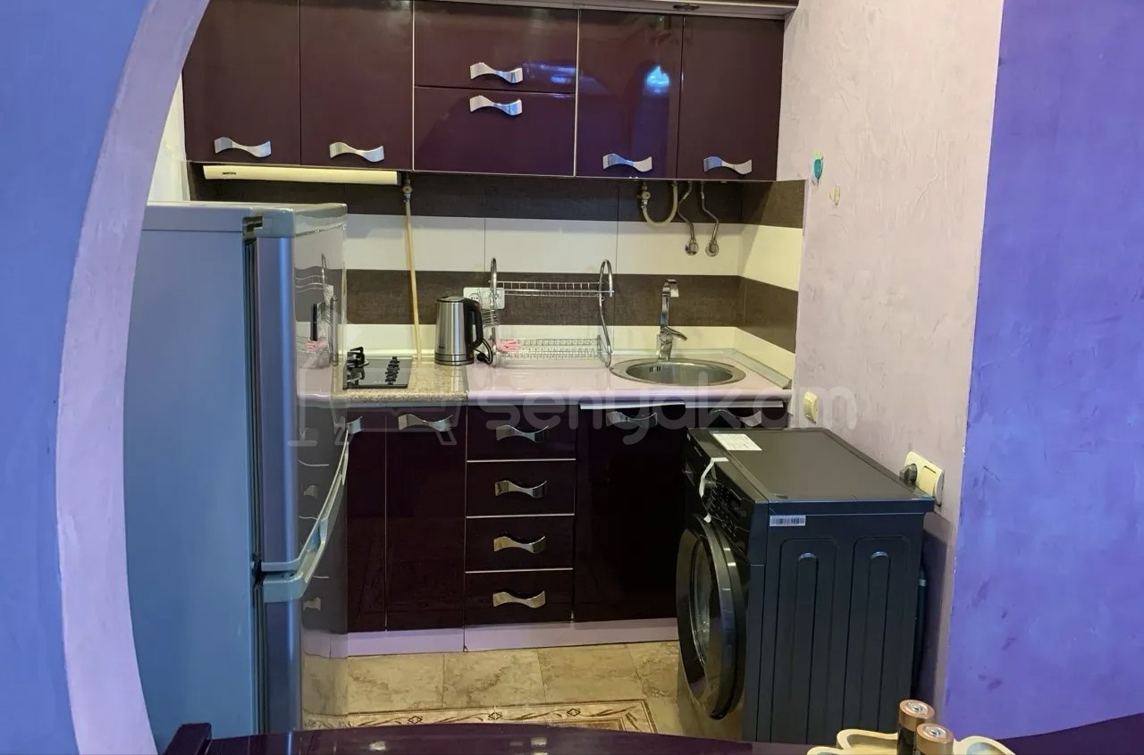 1 Սենյականոց Բնակարան Քարե Շենքում, 45քմ, 3/5 հարկ, Նորմալ Վիճակում, Կահավորված, Արևկող