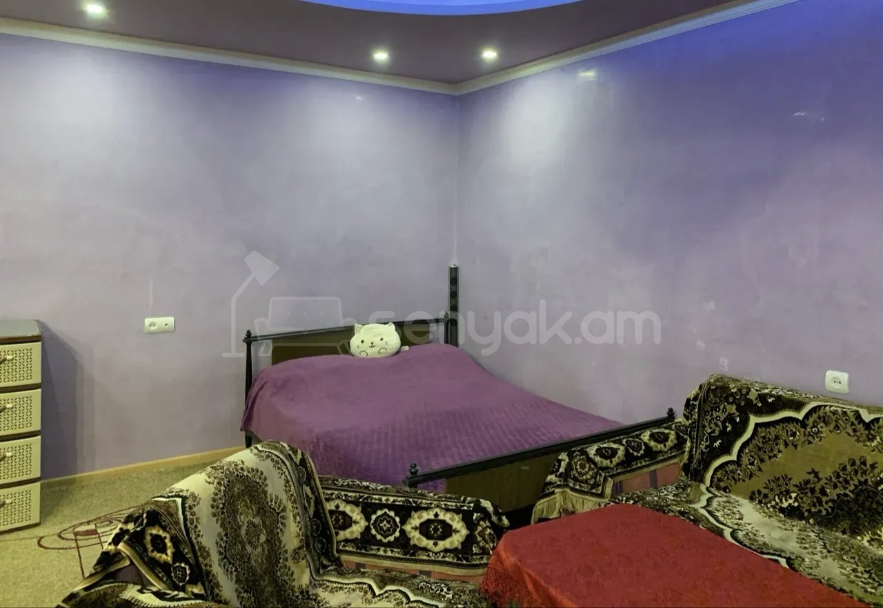 1 Սենյականոց Բնակարան Քարե Շենքում, 45քմ, 3/5 հարկ, Նորմալ Վիճակում, Կահավորված, Արևկող