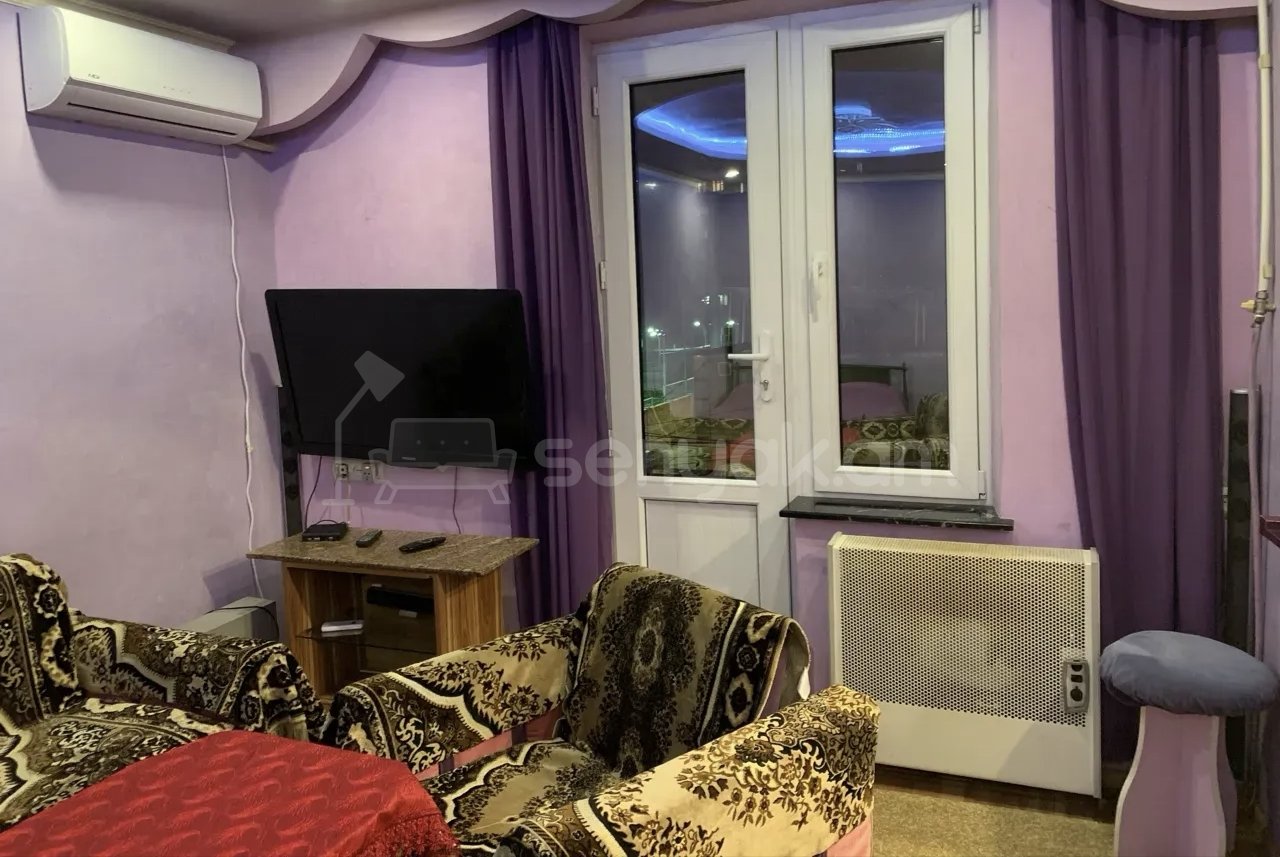 1 Սենյականոց Բնակարան Քարե Շենքում, 45քմ, 3/5 հարկ, Նորմալ Վիճակում, Կահավորված, Արևկող