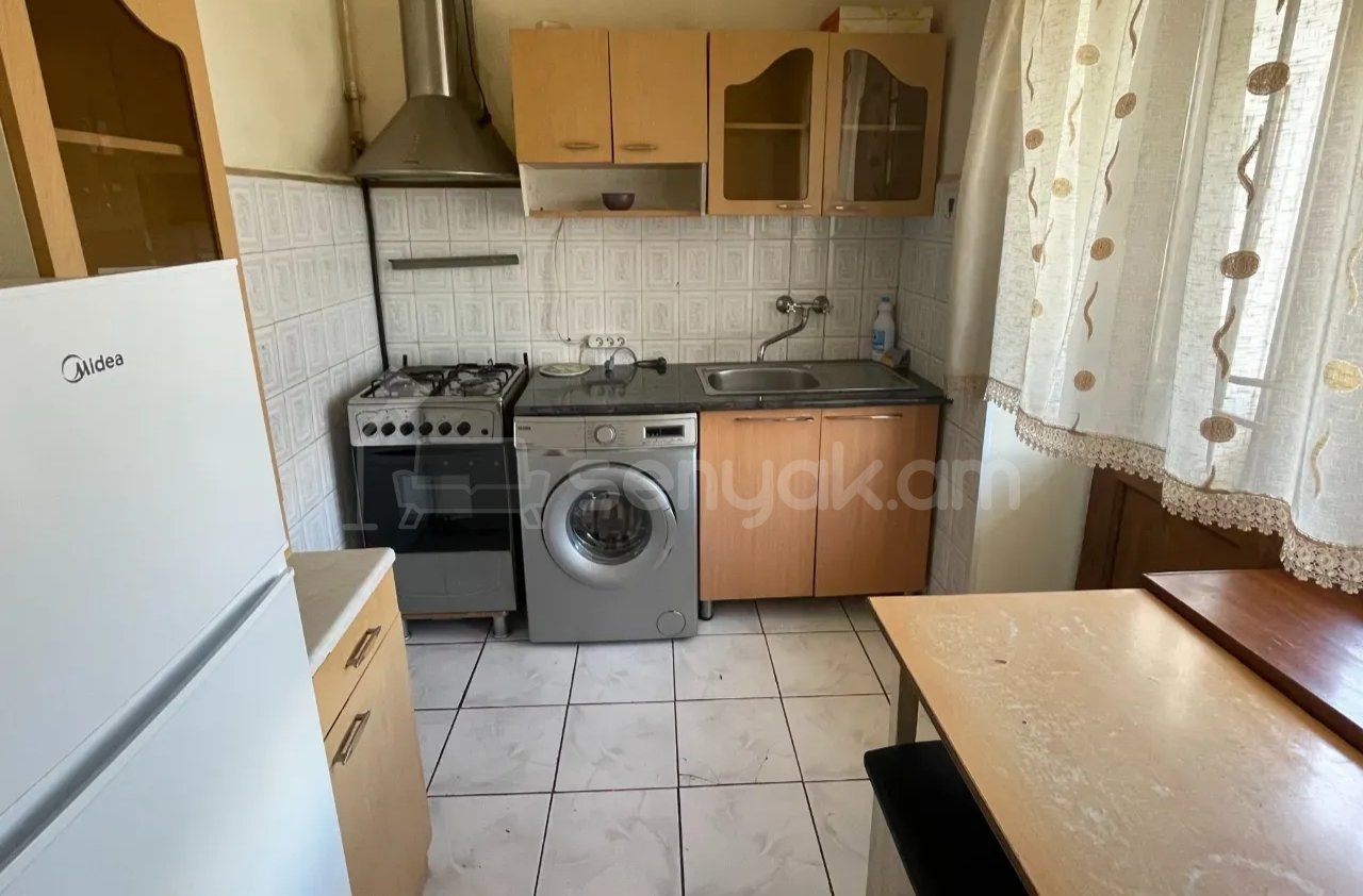 3 Սենյականոց Բնակարան Քարե Շենքում, 78քմ, 3/5 հարկ, Նորմալ Վիճակում, Կահավորված