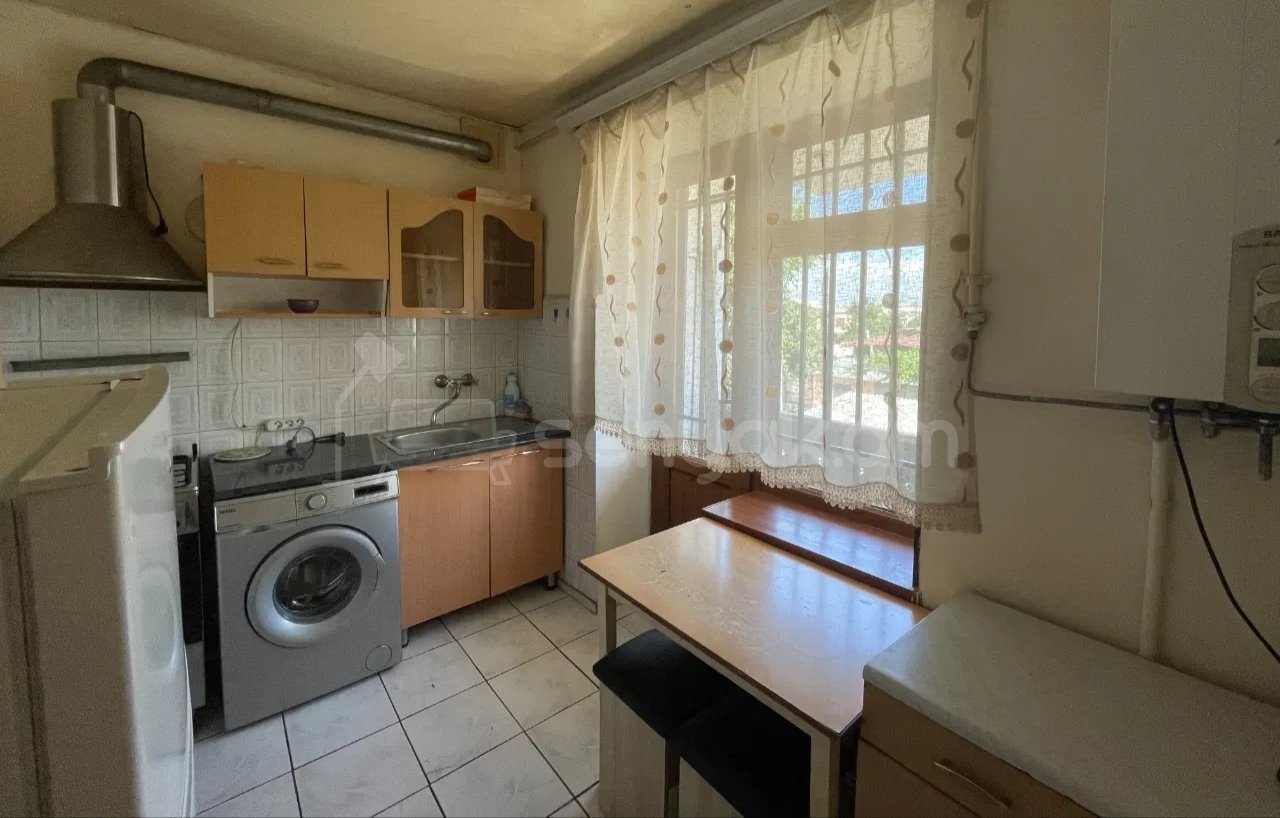 3 Սենյականոց Բնակարան Քարե Շենքում, 78քմ, 3/5 հարկ, Նորմալ Վիճակում, Կահավորված