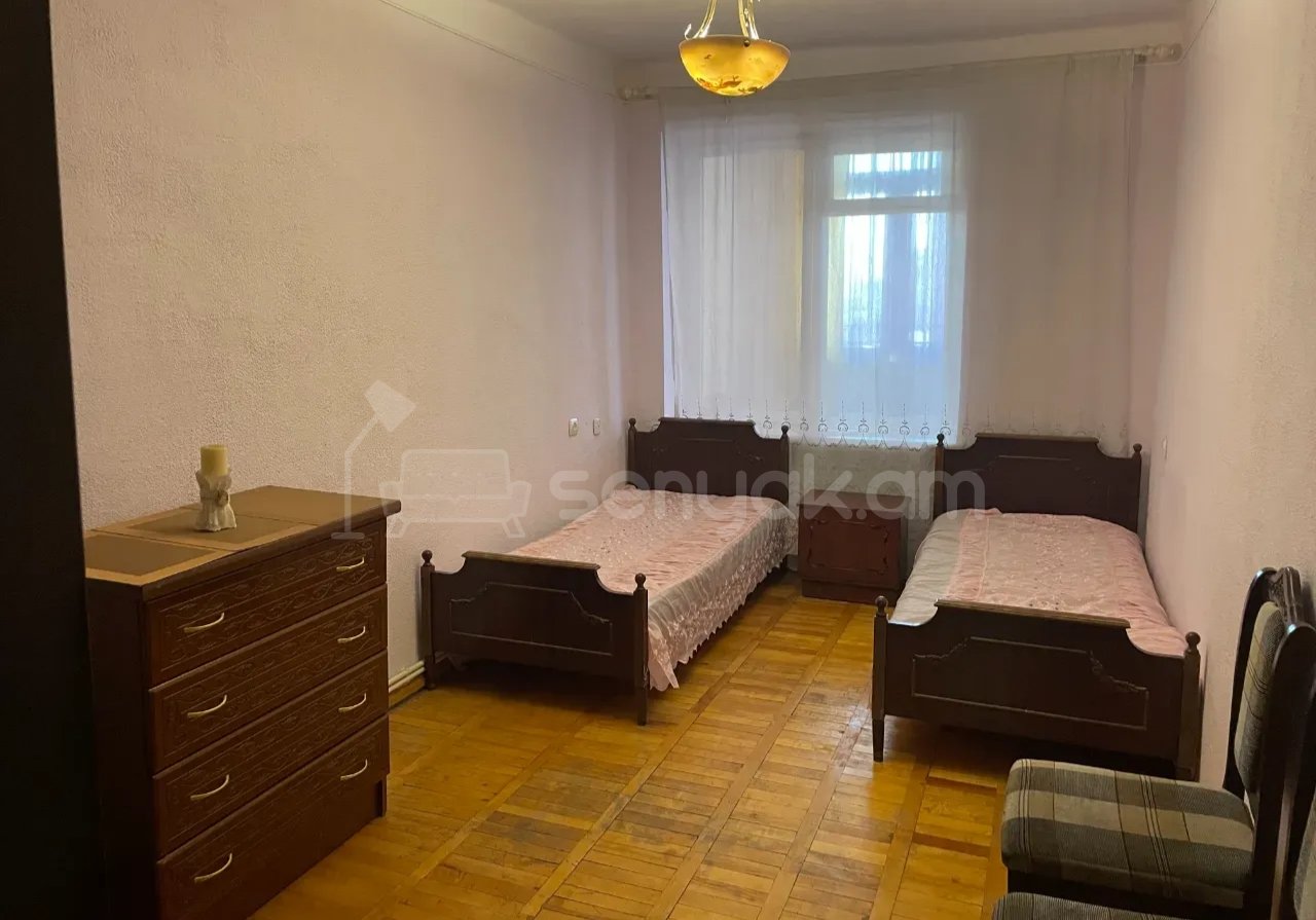 3 Սենյականոց Բնակարան Քարե Շենքում, 78քմ, 3/5 հարկ, Նորմալ Վիճակում, Կահավորված