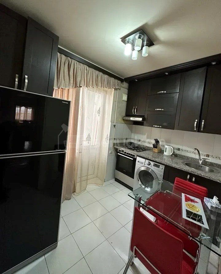 3 Սենյականոց Բնակարան Քարե Շենքում, 76քմ, 4/5 հարկ, Նորմալ Վիճակում