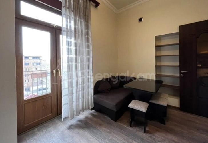 1 Սենյականոց Բնակարան Քարե Շենքում, 42քմ, 4/5 հարկ, Կապիտալ Վերանորոգված, Կահավորված, Արևկող