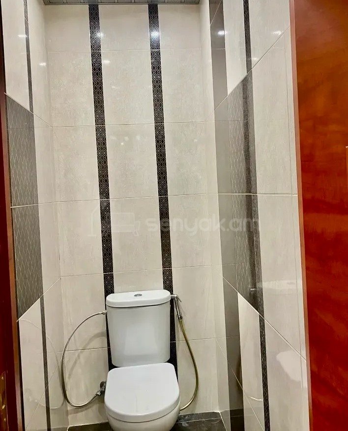 2 Սենյականոց Բնակարան Քարե Շենքում, 70քմ, 4/5 հարկ, Կապիտալ Վերանորոգված