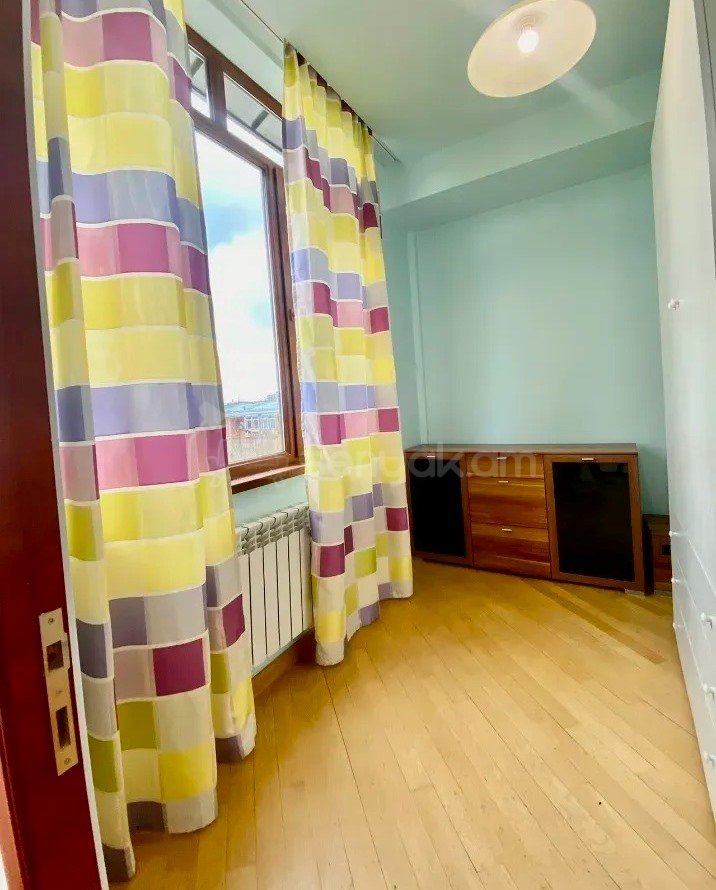 2 Սենյականոց Բնակարան Քարե Շենքում, 70քմ, 4/5 հարկ, Կապիտալ Վերանորոգված