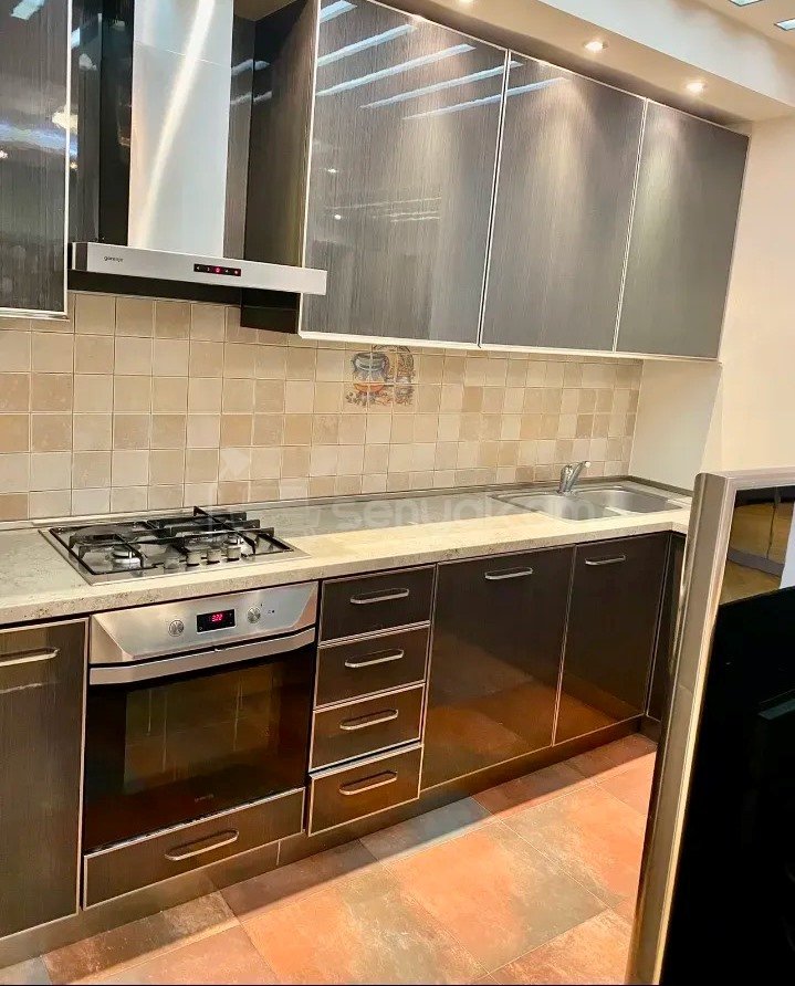 2 Սենյականոց Բնակարան Քարե Շենքում, 70քմ, 4/5 հարկ, Կապիտալ Վերանորոգված