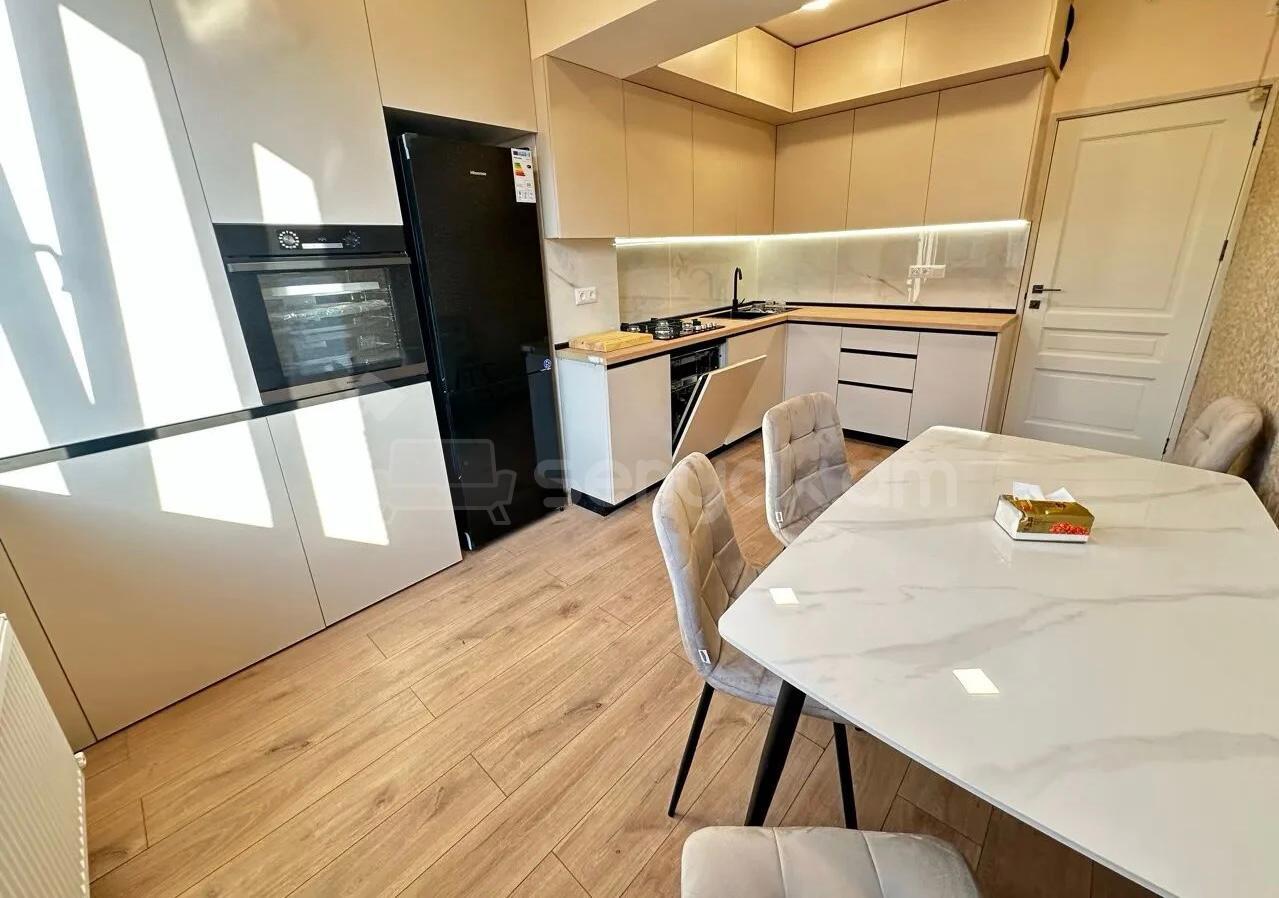 3 Սենյականոց Բնակարան Քարե Շենքում, 85քմ, 5/5 հարկ, Դիզայներական Վերանորոգված, Կահավորված, Արևկող