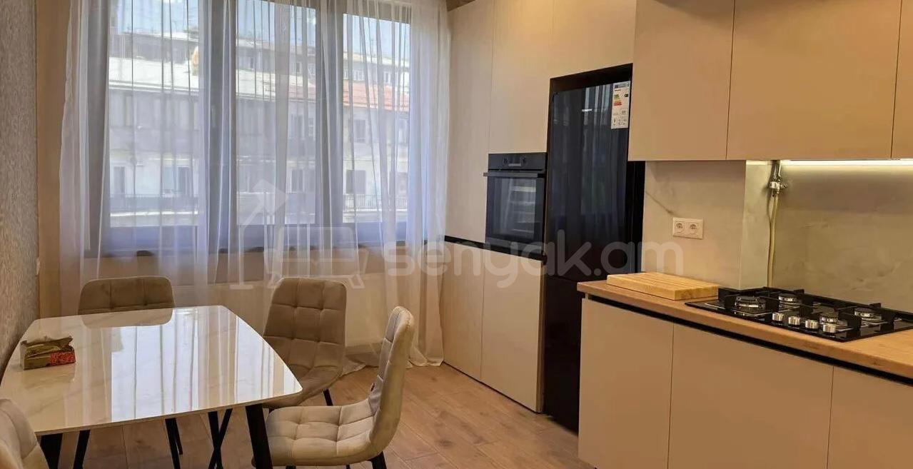 3 Սենյականոց Բնակարան Քարե Շենքում, 85քմ, 5/5 հարկ, Դիզայներական Վերանորոգված, Կահավորված, Արևկող