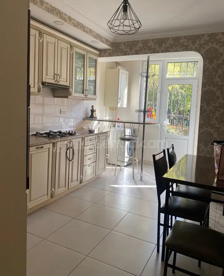 3 Սենյականոց Բնակարան Քարե Շենքում, 108քմ, 1/5 հարկ, Կապիտալ Վերանորոգված, Կահավորված, Արևկող