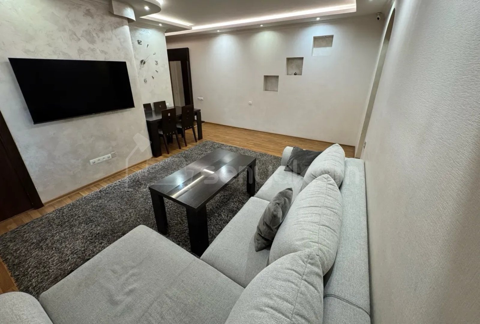 4 Սենյականոց Բնակարան Քարե Շենքում, 95քմ, 4/5 հարկ, Դիզայներական Վերանորոգված, Կահավորված, Արևկող