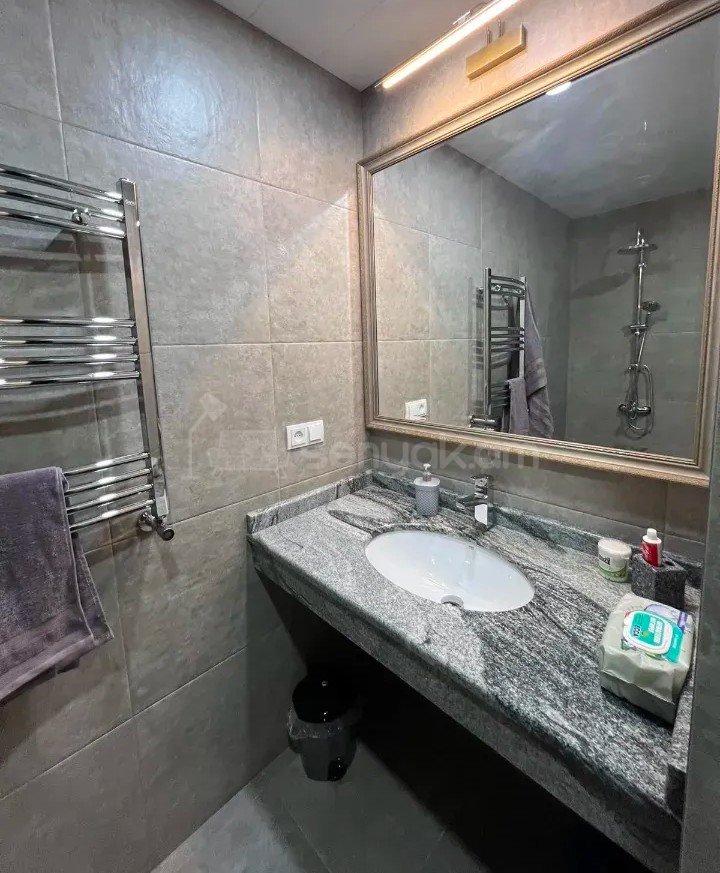 3 Սենյականոց Բնակարան Քարե Շենքում, 70քմ, 4/4 հարկ, Կապիտալ Վերանորոգված, Կահավորված, Արևկող