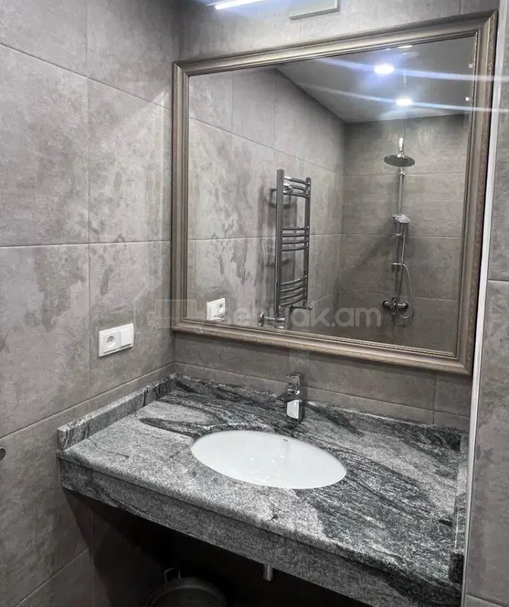 3 Սենյականոց Բնակարան Քարե Շենքում, 70քմ, 4/4 հարկ, Կապիտալ Վերանորոգված, Կահավորված, Արևկող