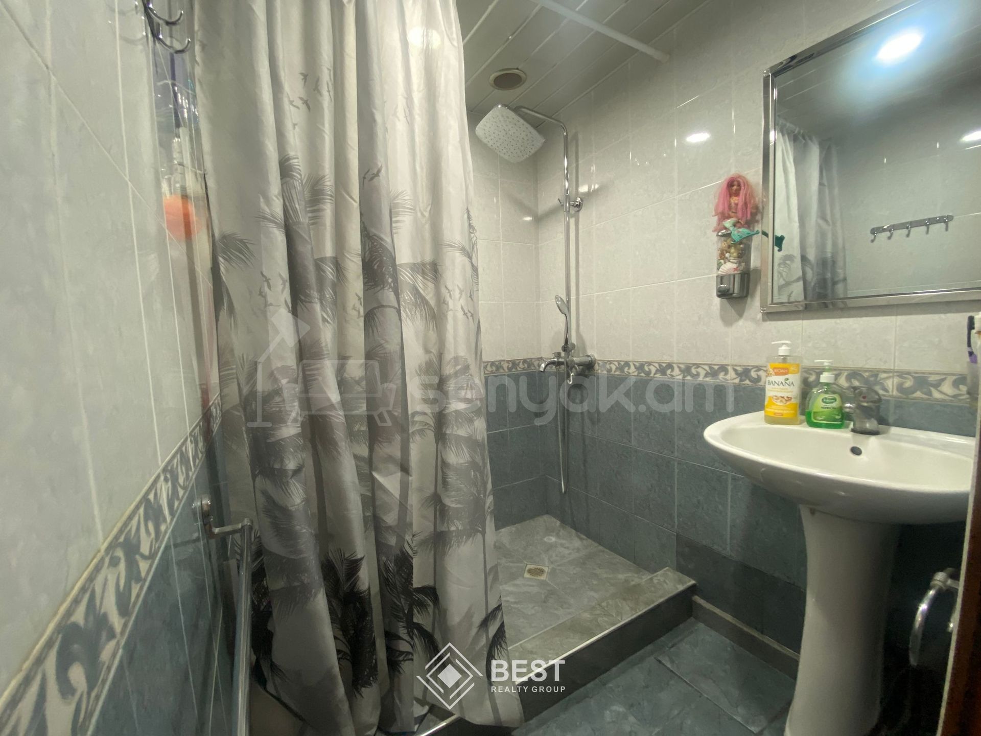 4 Սենյականոց Բնակարան Քարե Շենքում, 100քմ, 4/5 հարկ, Կապիտալ Վերանորոգված