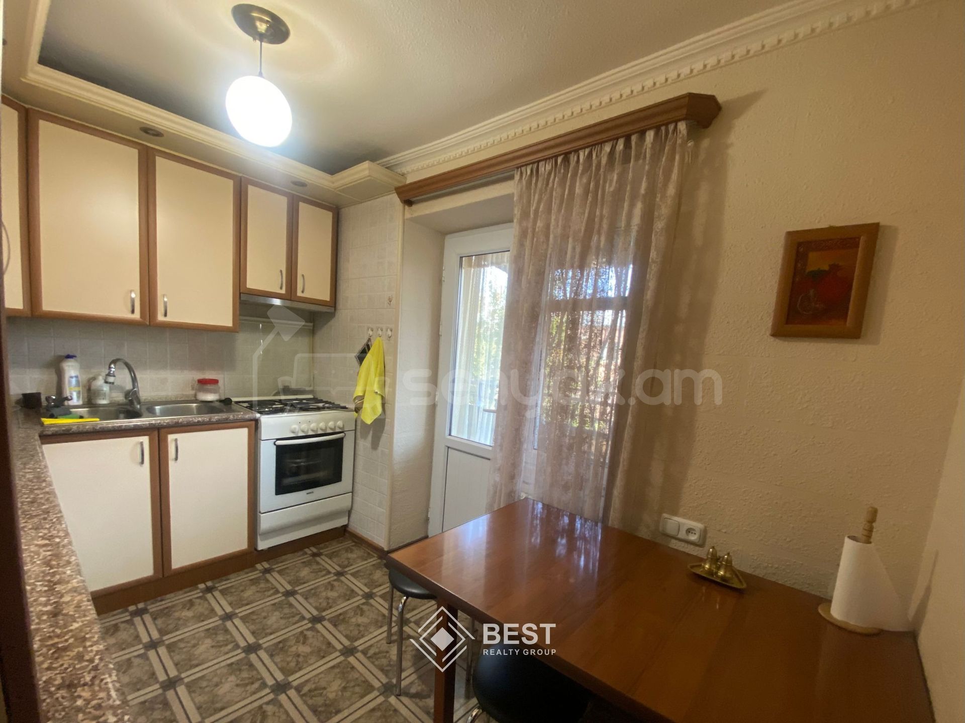 4 Սենյականոց Բնակարան Քարե Շենքում, 100քմ, 4/5 հարկ, Կապիտալ Վերանորոգված