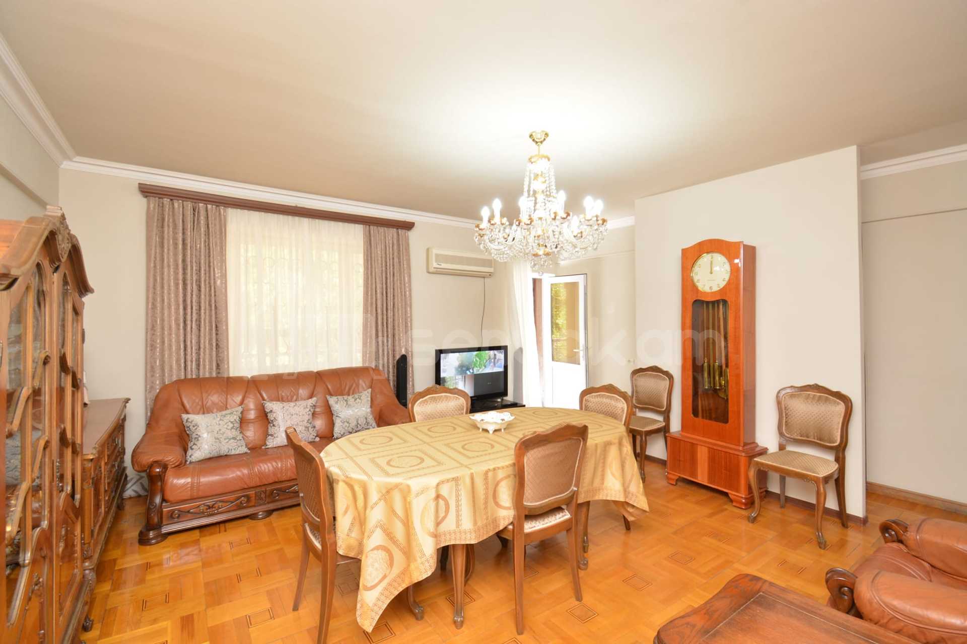 3 Սենյականոց Բնակարան Քարե Շենքում, 150քմ, 2/5 հարկ, Կապիտալ Վերանորոգված