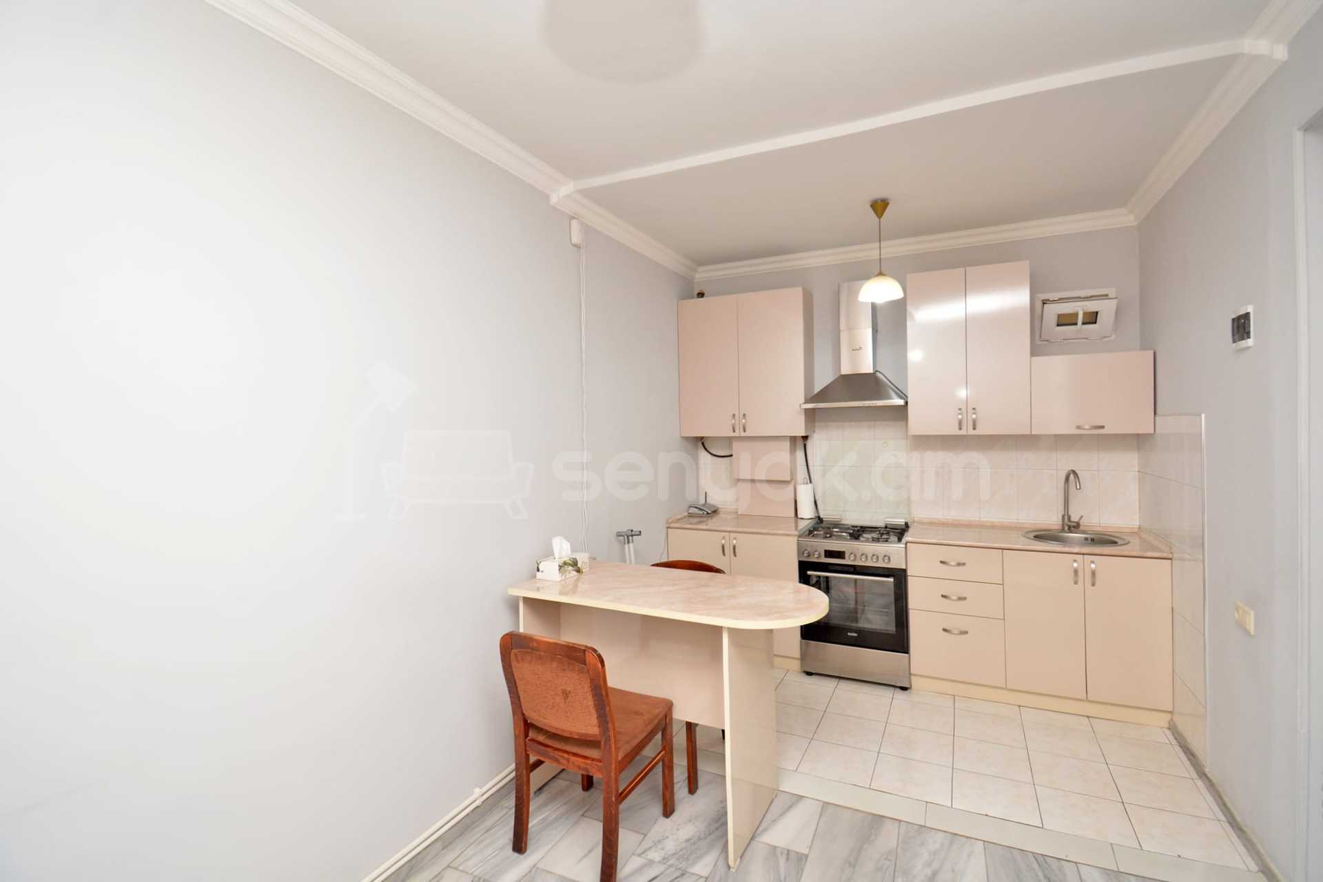 3 Սենյականոց Բնակարան Քարե Շենքում, 150քմ, 2/5 հարկ, Կապիտալ Վերանորոգված