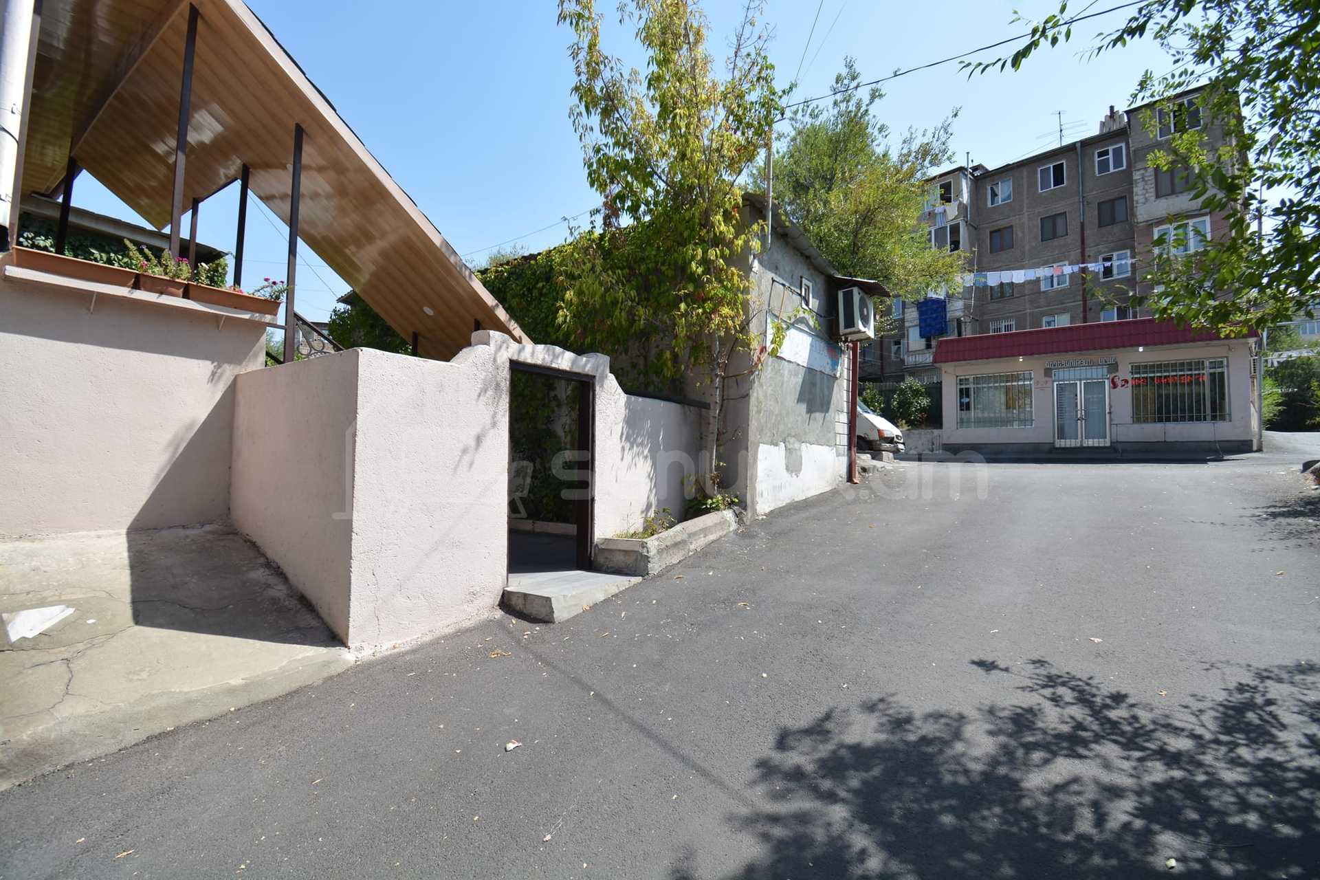 3 Սենյականոց Բնակարան Քարե Շենքում, 150քմ, 2/5 հարկ, Կապիտալ Վերանորոգված