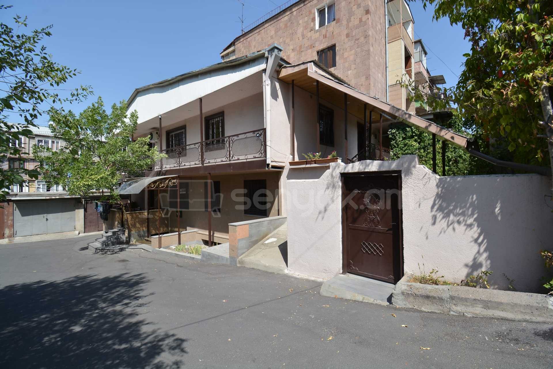 3 Սենյականոց Բնակարան Քարե Շենքում, 150քմ, 2/5 հարկ, Կապիտալ Վերանորոգված