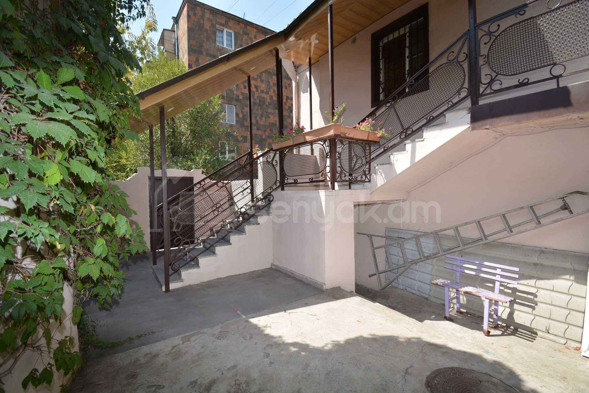 3 Սենյականոց Բնակարան Քարե Շենքում, 150քմ, 2/5 հարկ, Կապիտալ Վերանորոգված