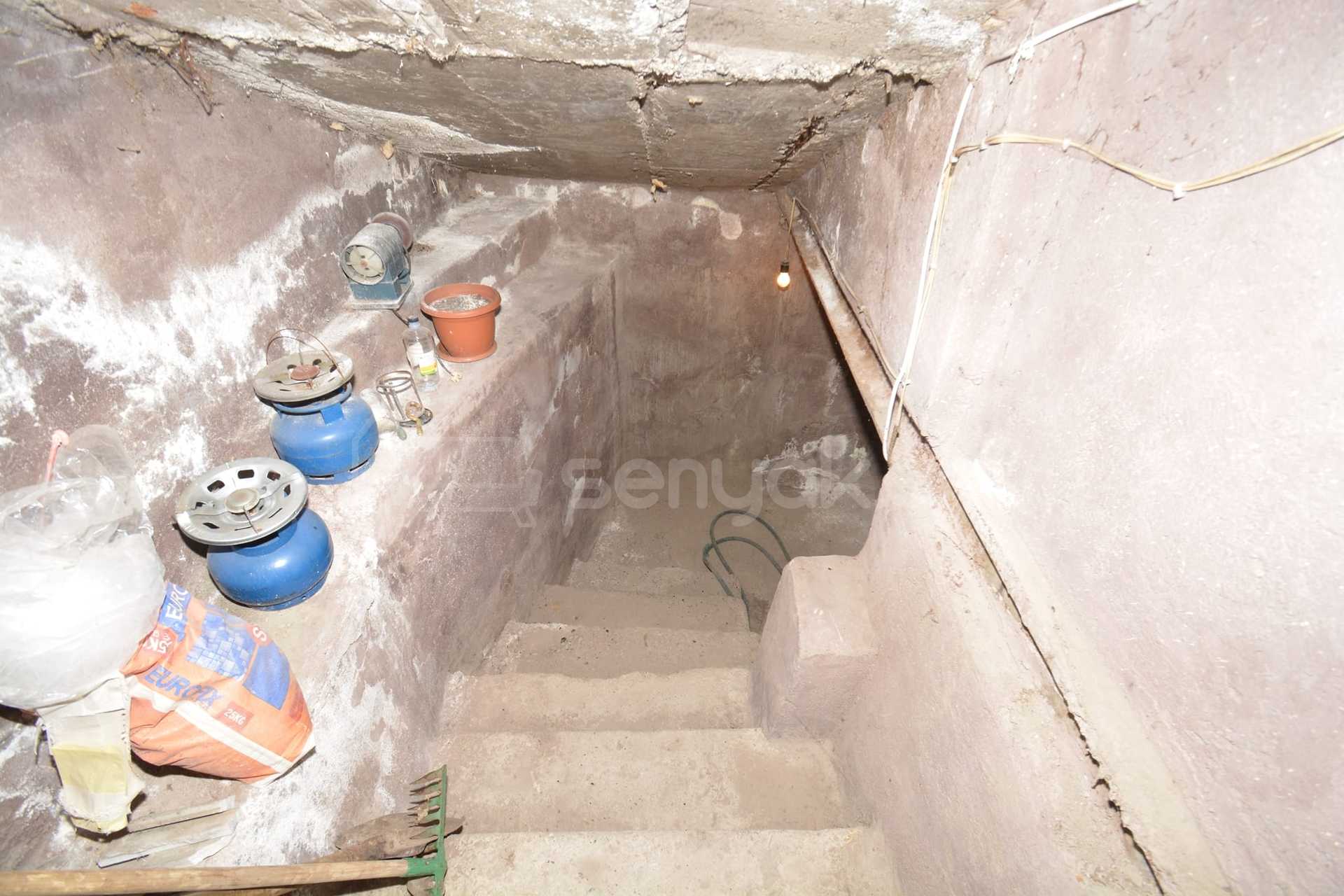 3 Սենյականոց Բնակարան Քարե Շենքում, 150քմ, 2/5 հարկ, Կապիտալ Վերանորոգված