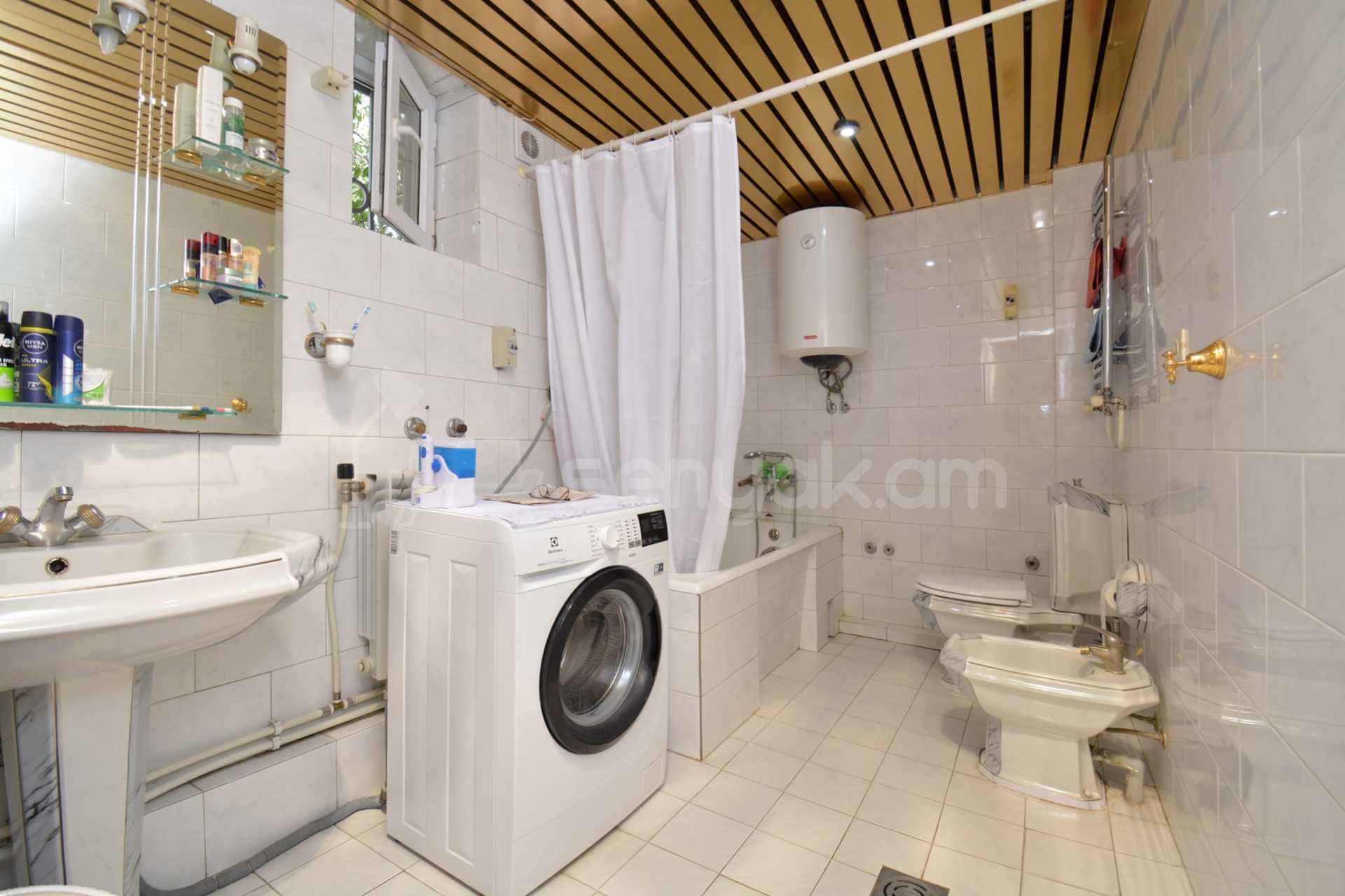 3 Սենյականոց Բնակարան Քարե Շենքում, 150քմ, 2/5 հարկ, Կապիտալ Վերանորոգված