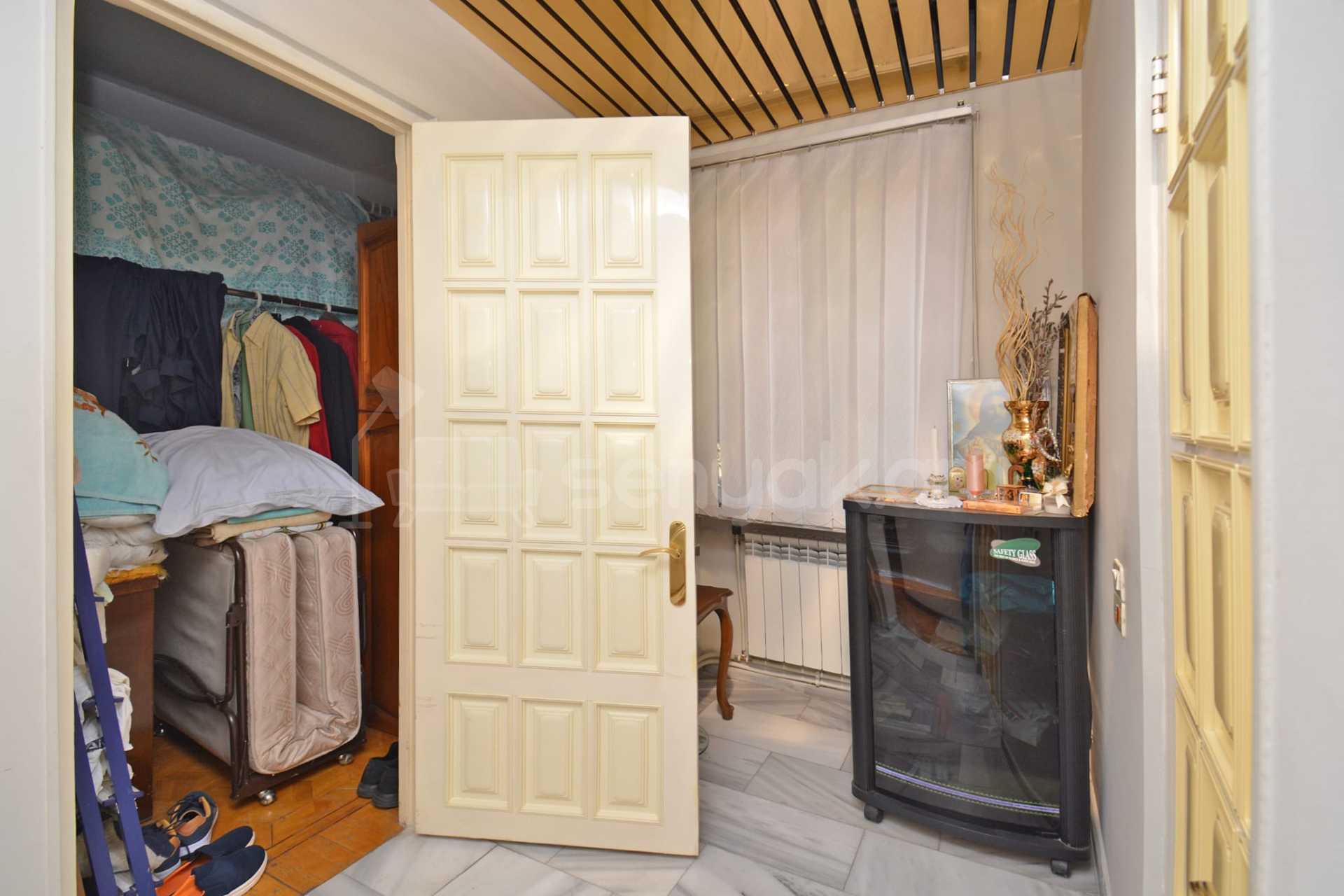 3 Սենյականոց Բնակարան Քարե Շենքում, 150քմ, 2/5 հարկ, Կապիտալ Վերանորոգված