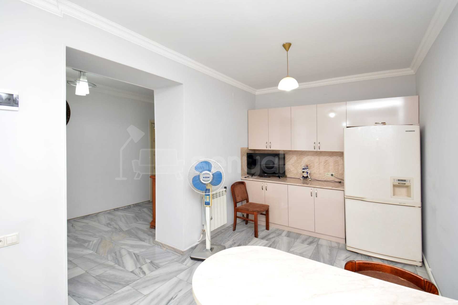 3 Սենյականոց Բնակարան Քարե Շենքում, 150քմ, 2/5 հարկ, Կապիտալ Վերանորոգված