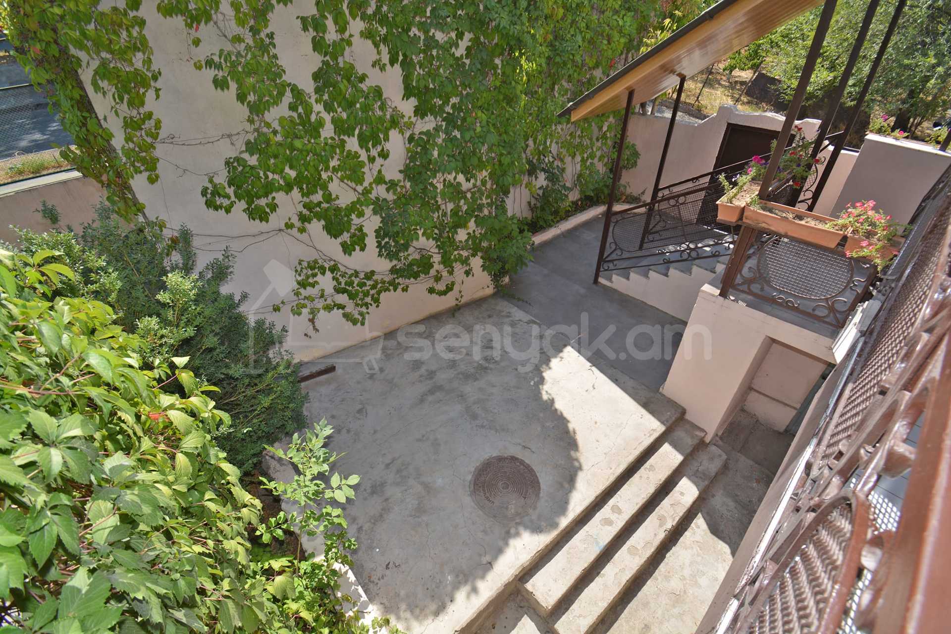 3 Սենյականոց Բնակարան Քարե Շենքում, 150քմ, 2/5 հարկ, Կապիտալ Վերանորոգված