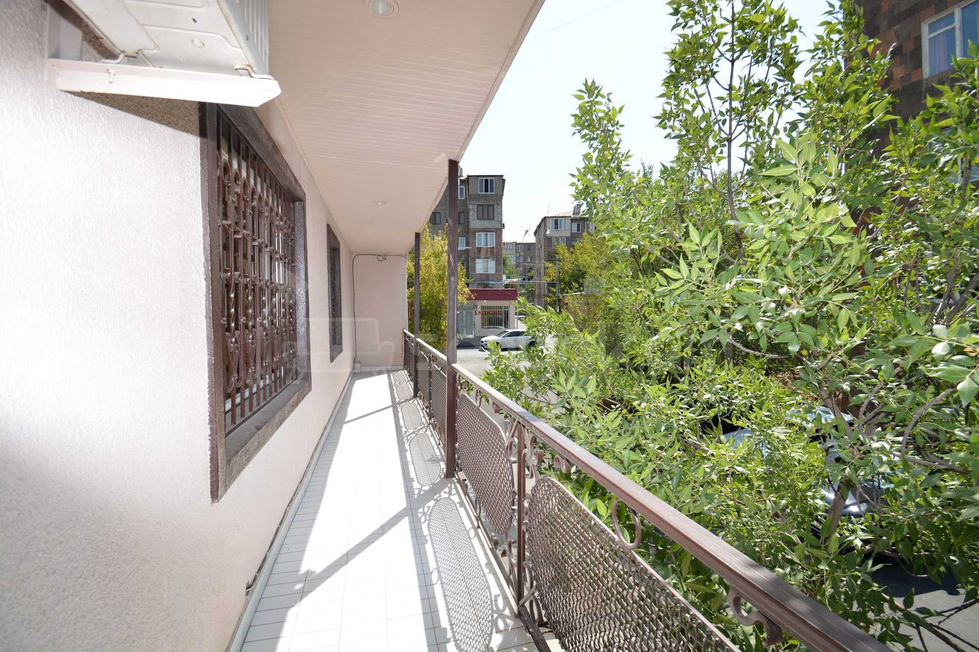 3 Սենյականոց Բնակարան Քարե Շենքում, 150քմ, 2/5 հարկ, Կապիտալ Վերանորոգված