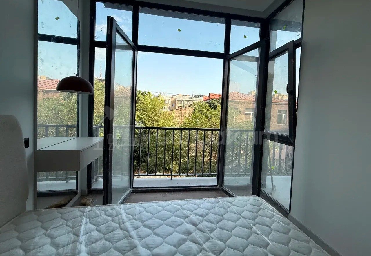 3 Սենյականոց Բնակարան Քարե Շենքում, 60քմ, 3/4 հարկ, Կապիտալ Վերանորոգված