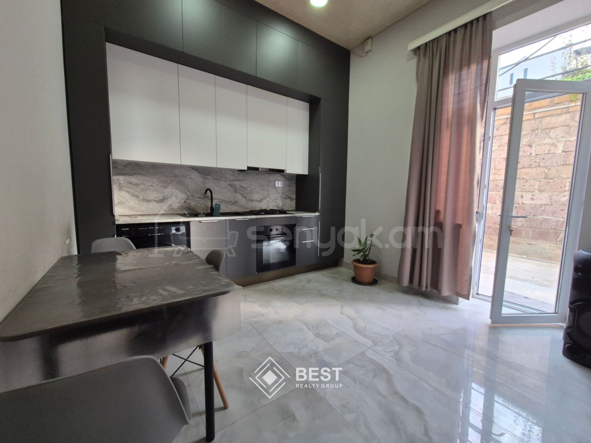 3 Սենյականոց Բնակարան Նորակառույցում, 81քմ, 1/3 հարկ, Կապիտալ Վերանորոգված