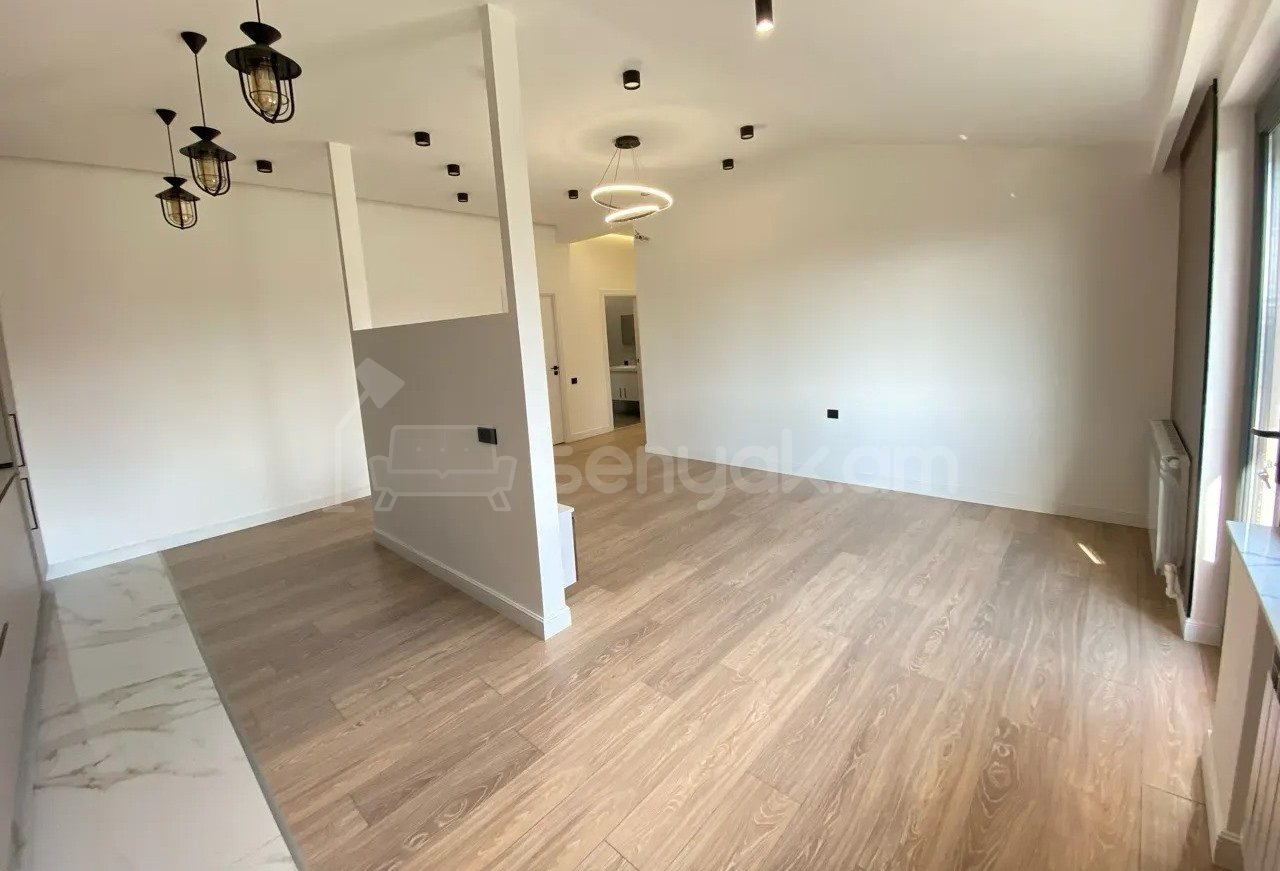 3 Սենյականոց Բնակարան Քարե Շենքում, 92քմ, 4/4 հարկ, Կապիտալ Վերանորոգված