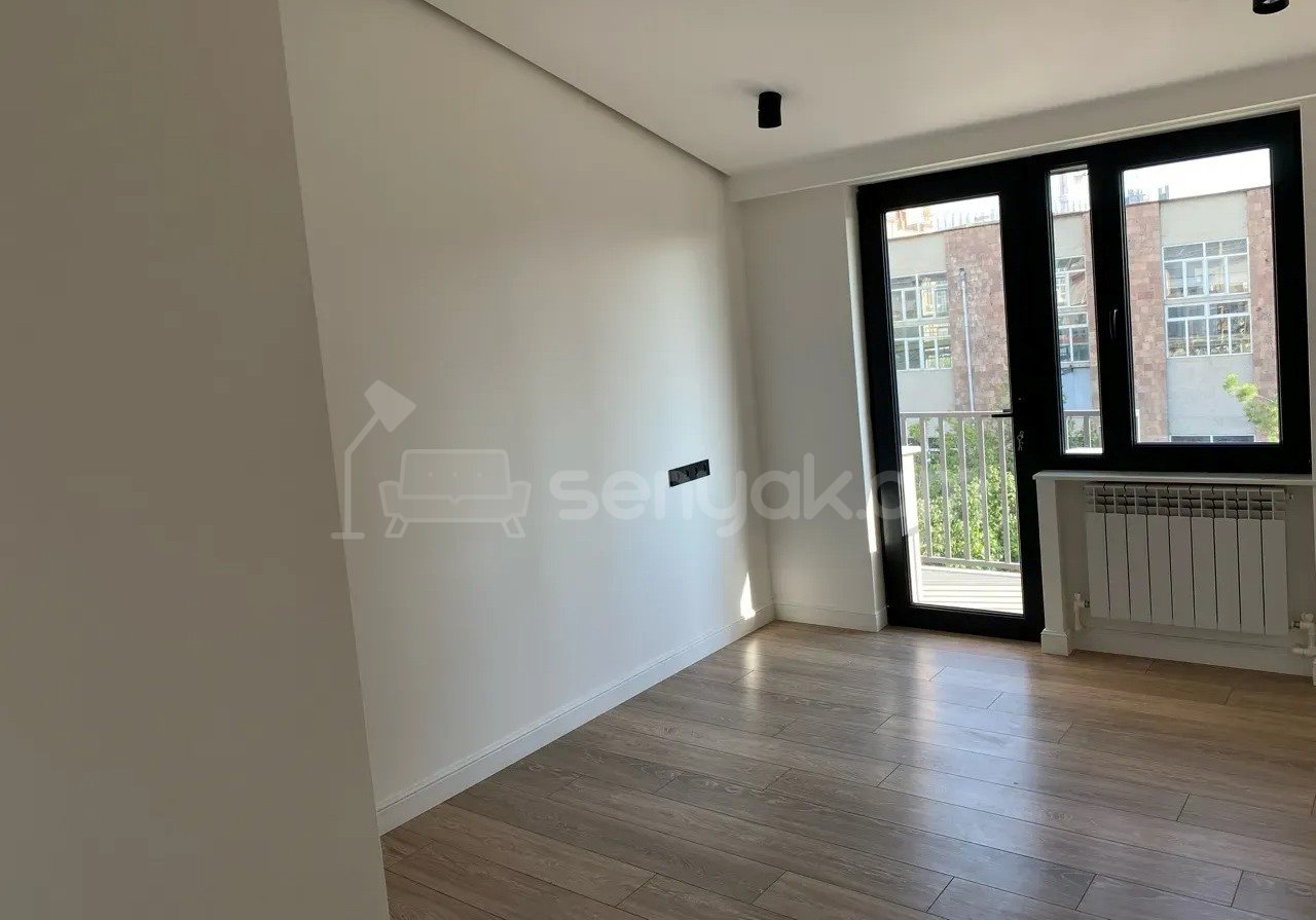 3 Սենյականոց Բնակարան Քարե Շենքում, 92քմ, 4/4 հարկ, Կապիտալ Վերանորոգված