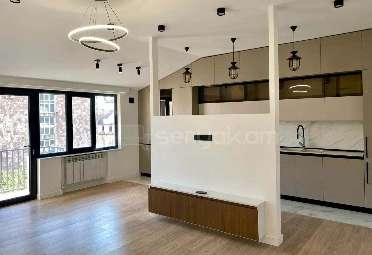 3 Սենյականոց Բնակարան Քարե Շենքում, 92քմ, 4/4 հարկ, Կապիտալ Վերանորոգված