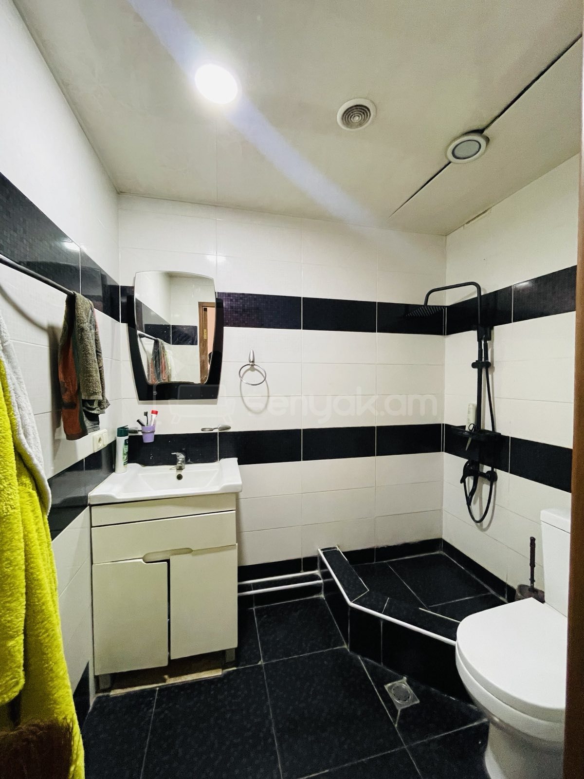 3 Սենյականոց Բնակարան Քարե Շենքում, 65քմ, 3/4 հարկ, Նորմալ Վիճակում, Կահավորված