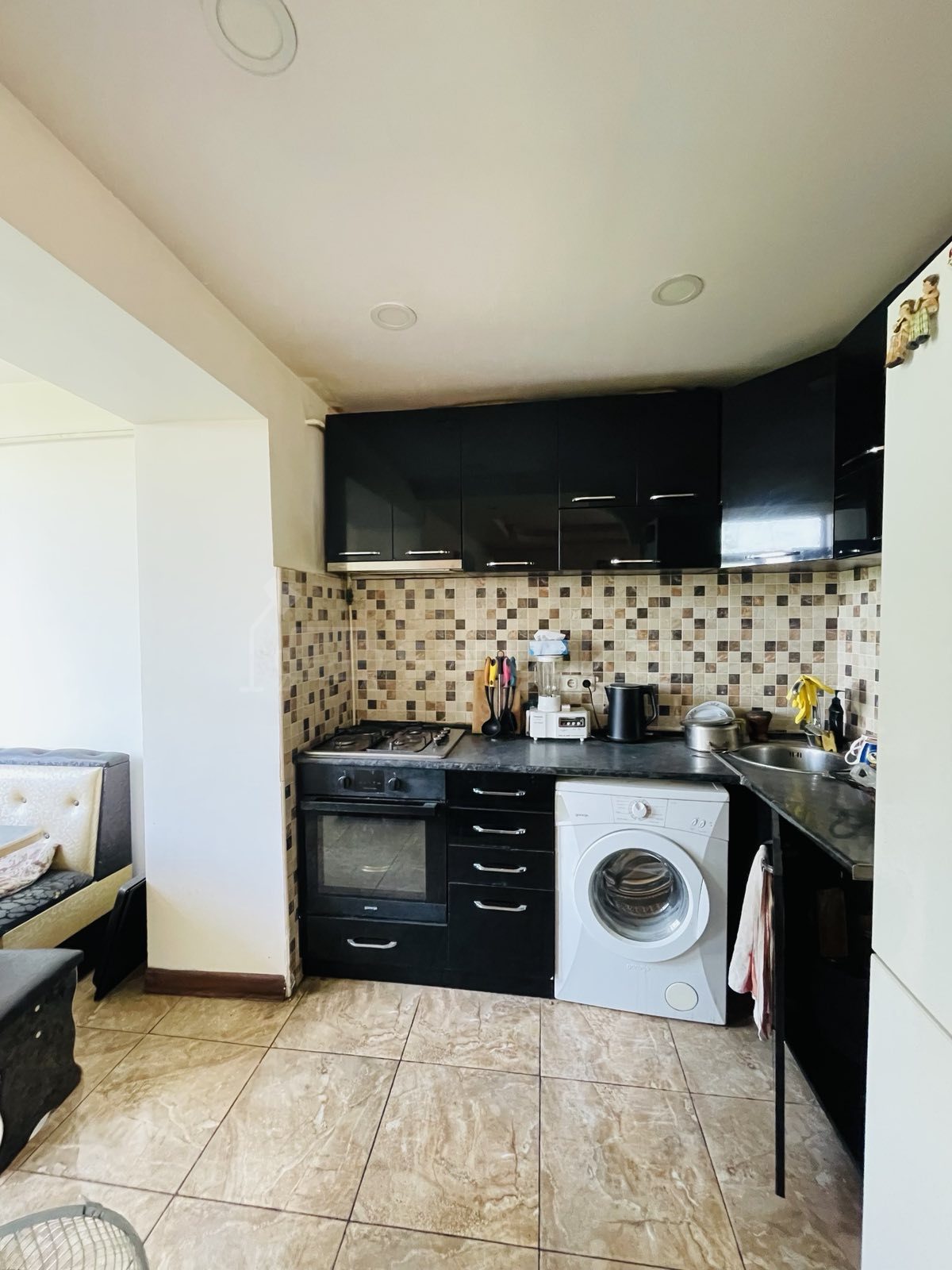 3 Սենյականոց Բնակարան Քարե Շենքում, 65քմ, 3/4 հարկ, Նորմալ Վիճակում, Կահավորված